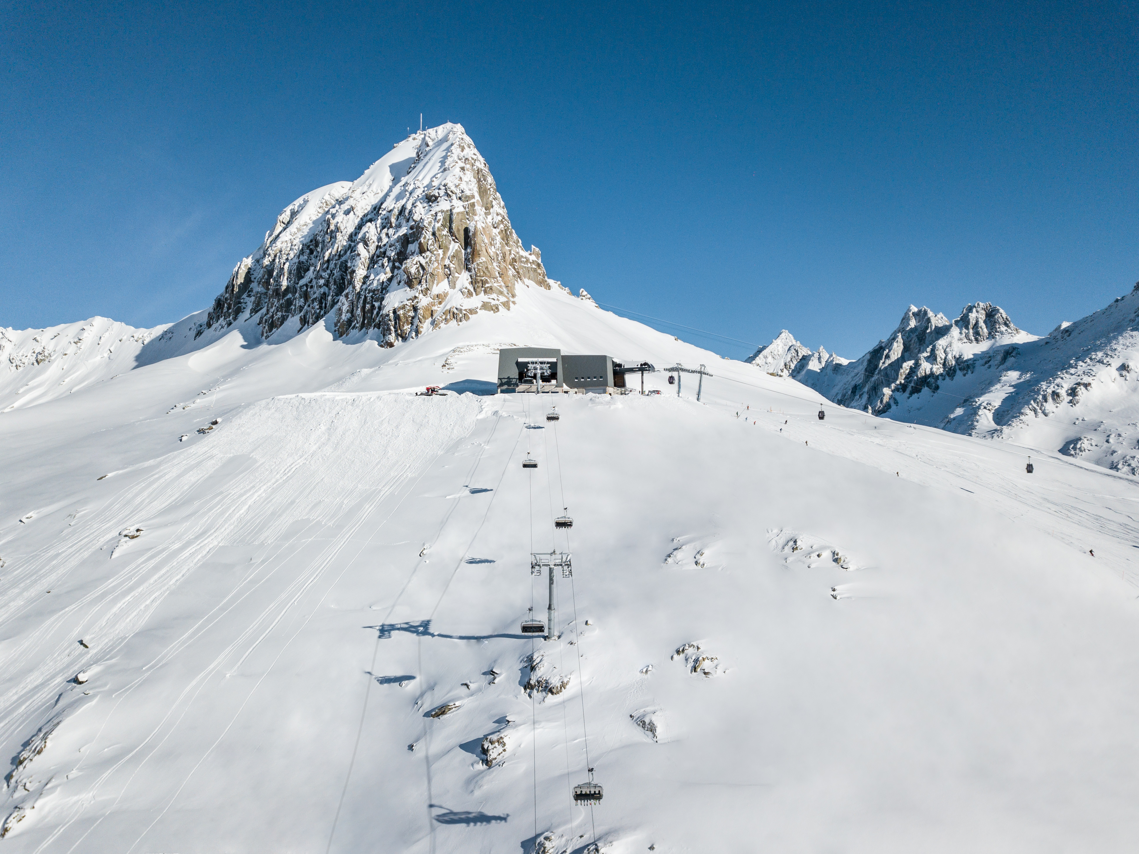 The ski region Andermatt+Sedrun+Disentis is the largest and most modern ski region in Central Switzerland. With its diverse range of attractions, assured snow and numerous sun terraces, it is also one of the most attractive in all of Switzerland.