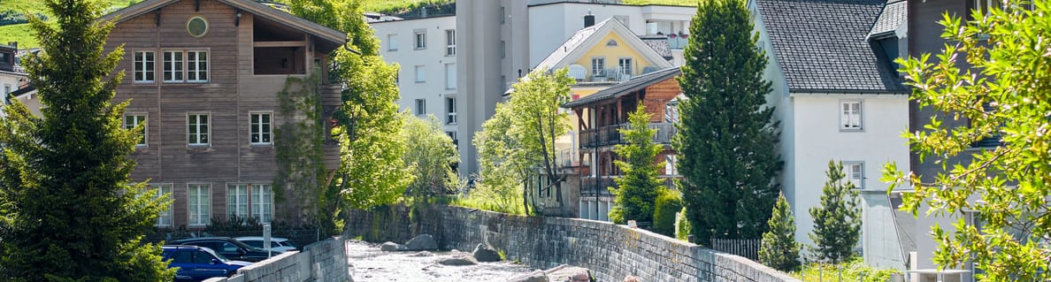 mys-Dorfführungen Urserntal-Dorfführung auf Brücke mit Kapelle im Hintergrund mys-Dorfführungen Urserntal-Dorfführung auf Brücke mit Kapelle im Hintergrund