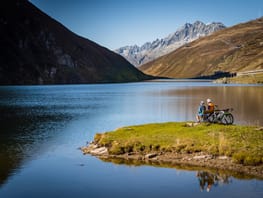 mys-Oberalpsee-Oberalpsee, Pause mit dem Rennvelo Oberalpsee