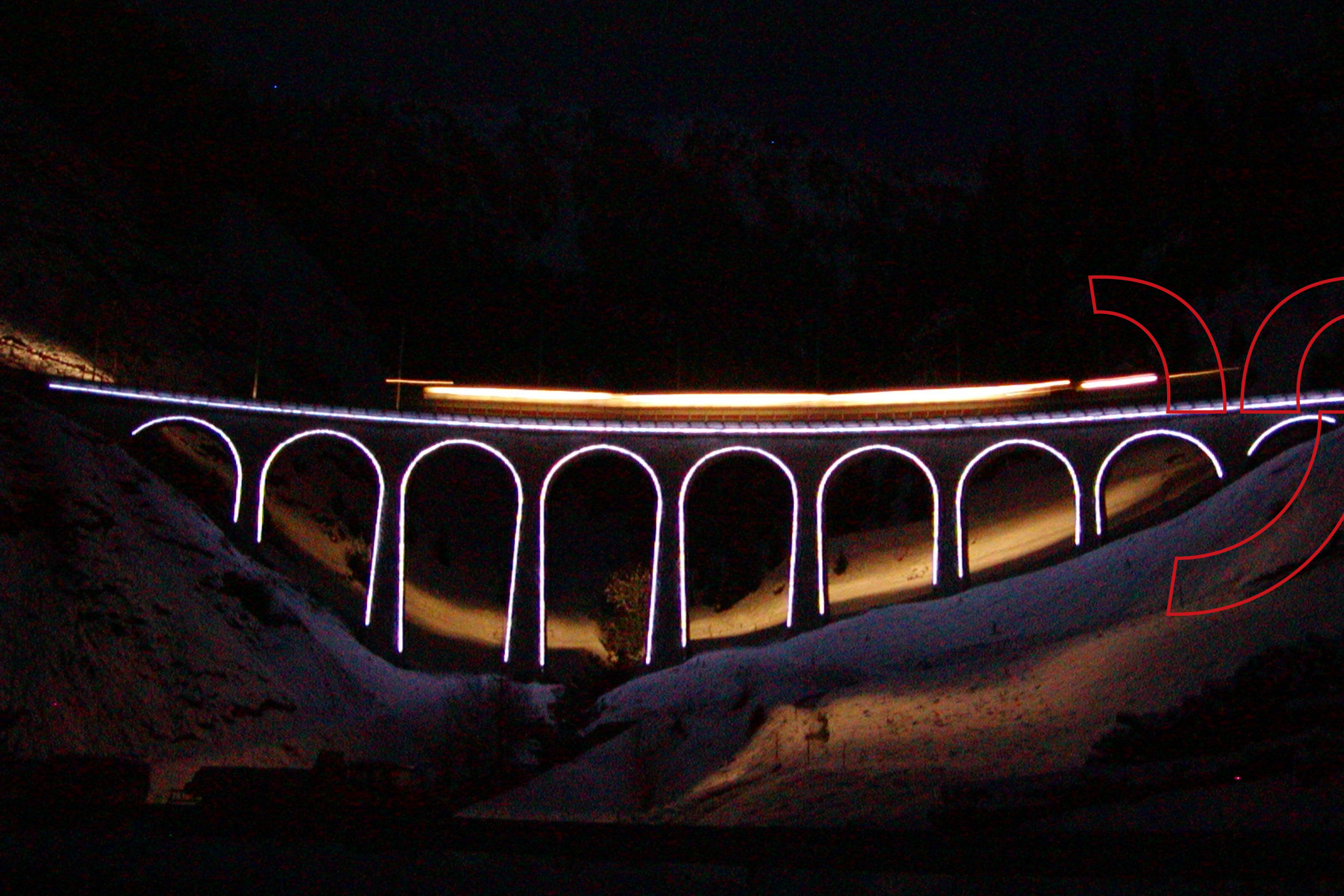 Matterhorn Gotthard Bahn auf beleuchteter Brücke Bugnei in der Nacht
