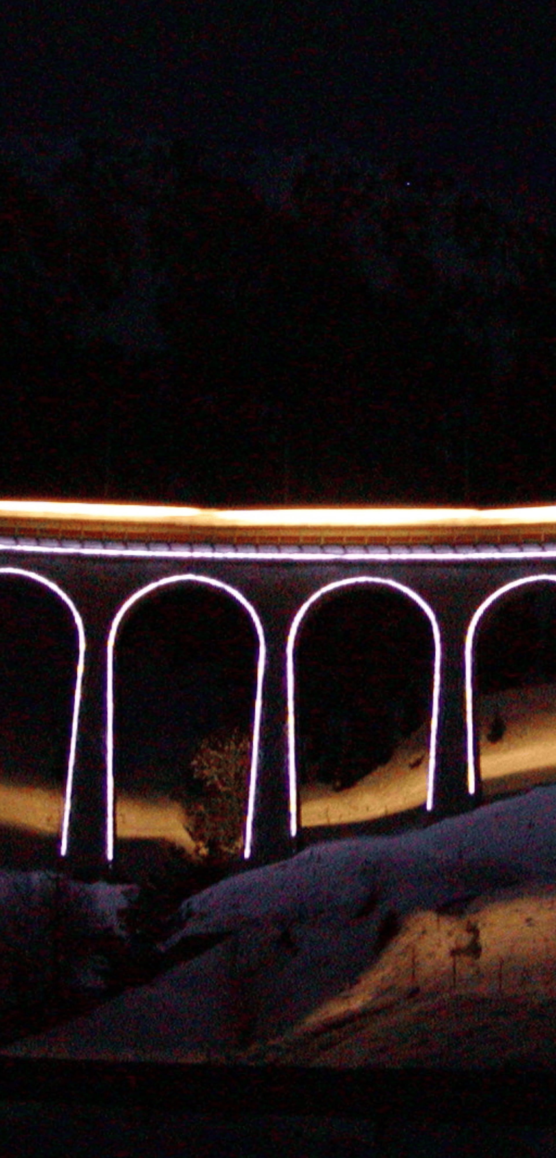 Ferrovie e trasporti di montagna Matterhorn Gotthard Railway sul ponte Bugnei illuminato di notte