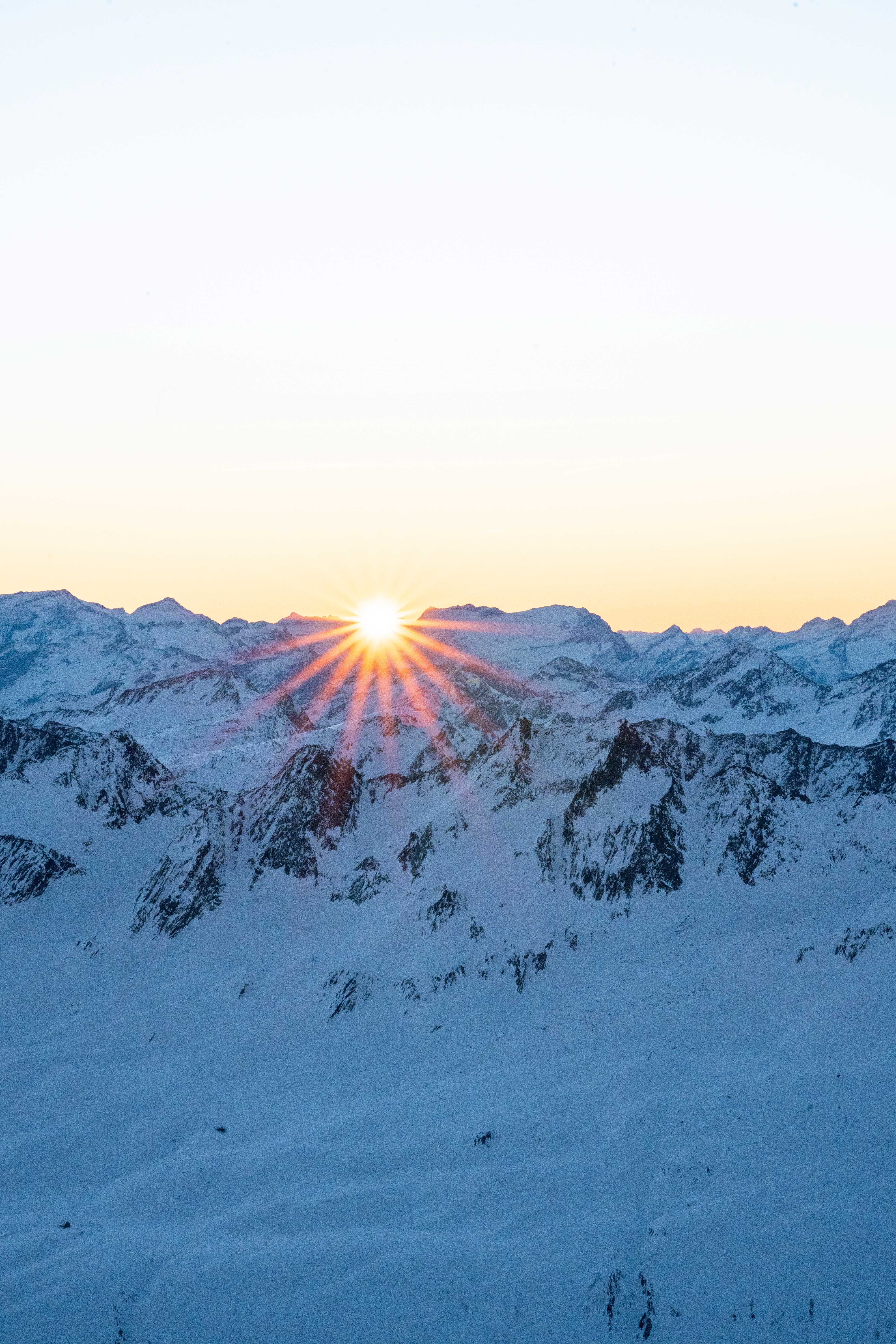 A Destination Gemsstock Sonnenaufgang bei verschneiten Bergen