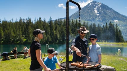 Familie beim Grillen