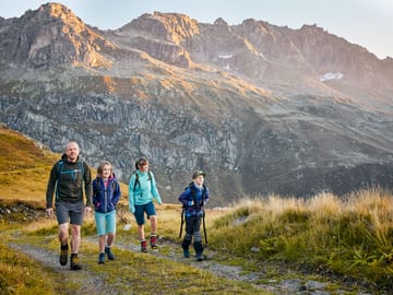 Wandern Familie Furka Höhenweg Sommer mit der Familie