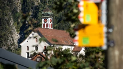 Kirche mit Wegweiser