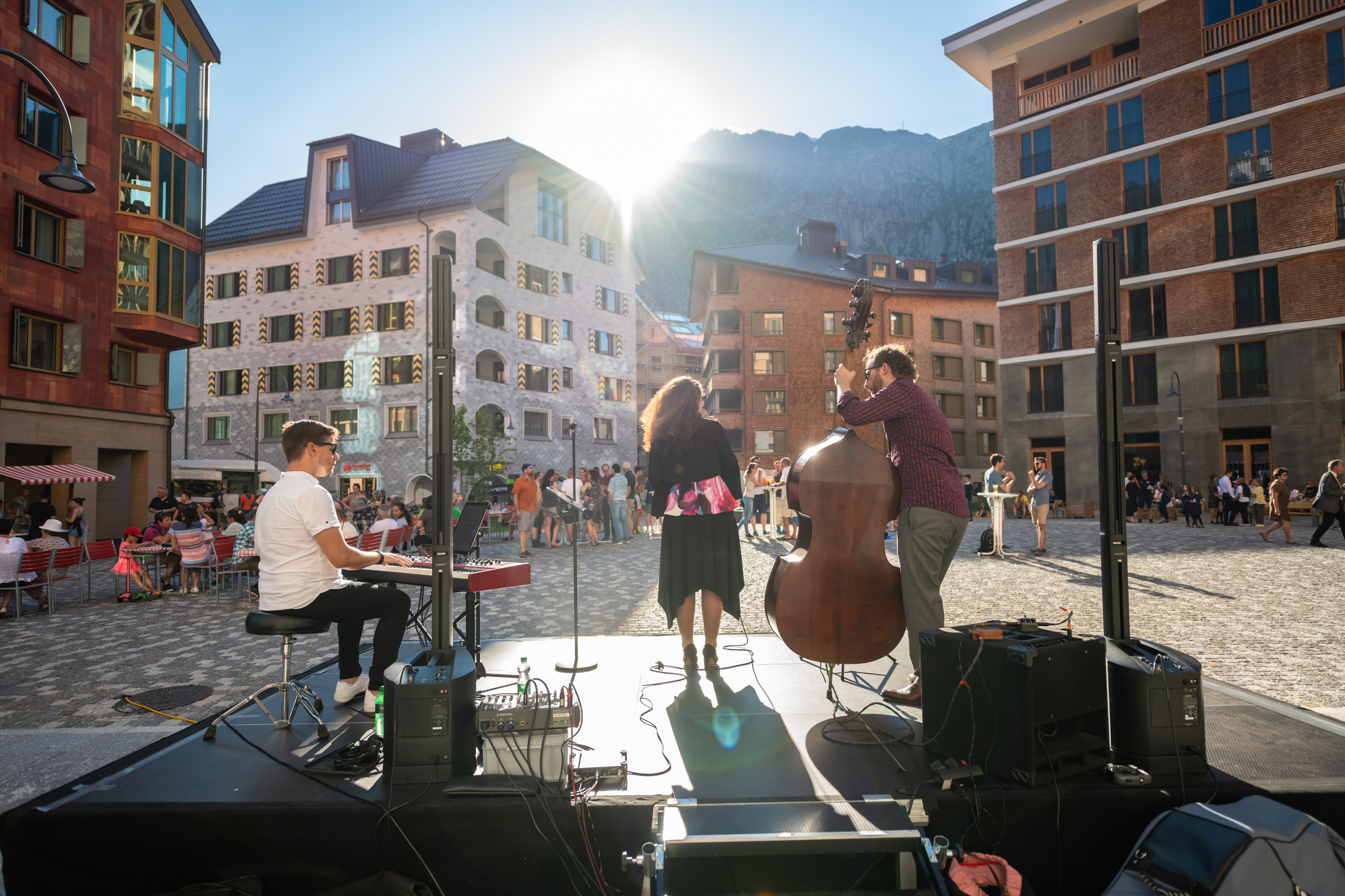Eine Band mit Sängerin, einem Kontrabass-Spieler und einem Pianisten spielt vor Publikum auf der Piazza Gottardo