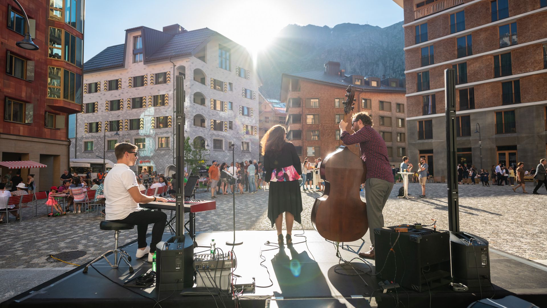 Eine Band mit Sängerin, einem Kontrabass-Spieler und einem Pianisten spielt vor Publikum auf der Piazza Gottardo