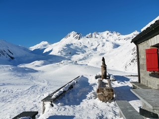 mys-Vermigel Hut SAC-Hütte von aussen im Winter