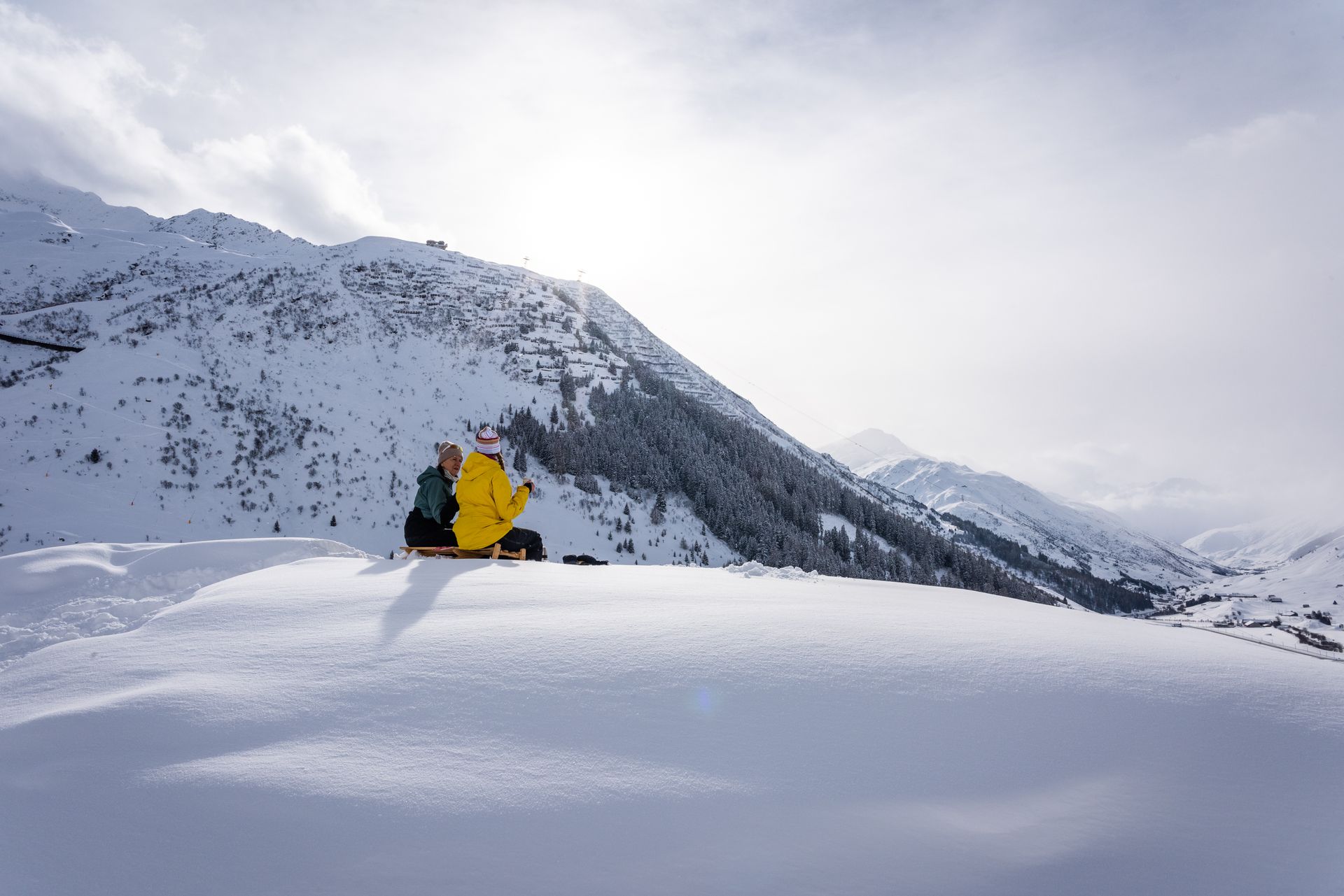Zwei Personen geniessen Aussicht vom Nätschen