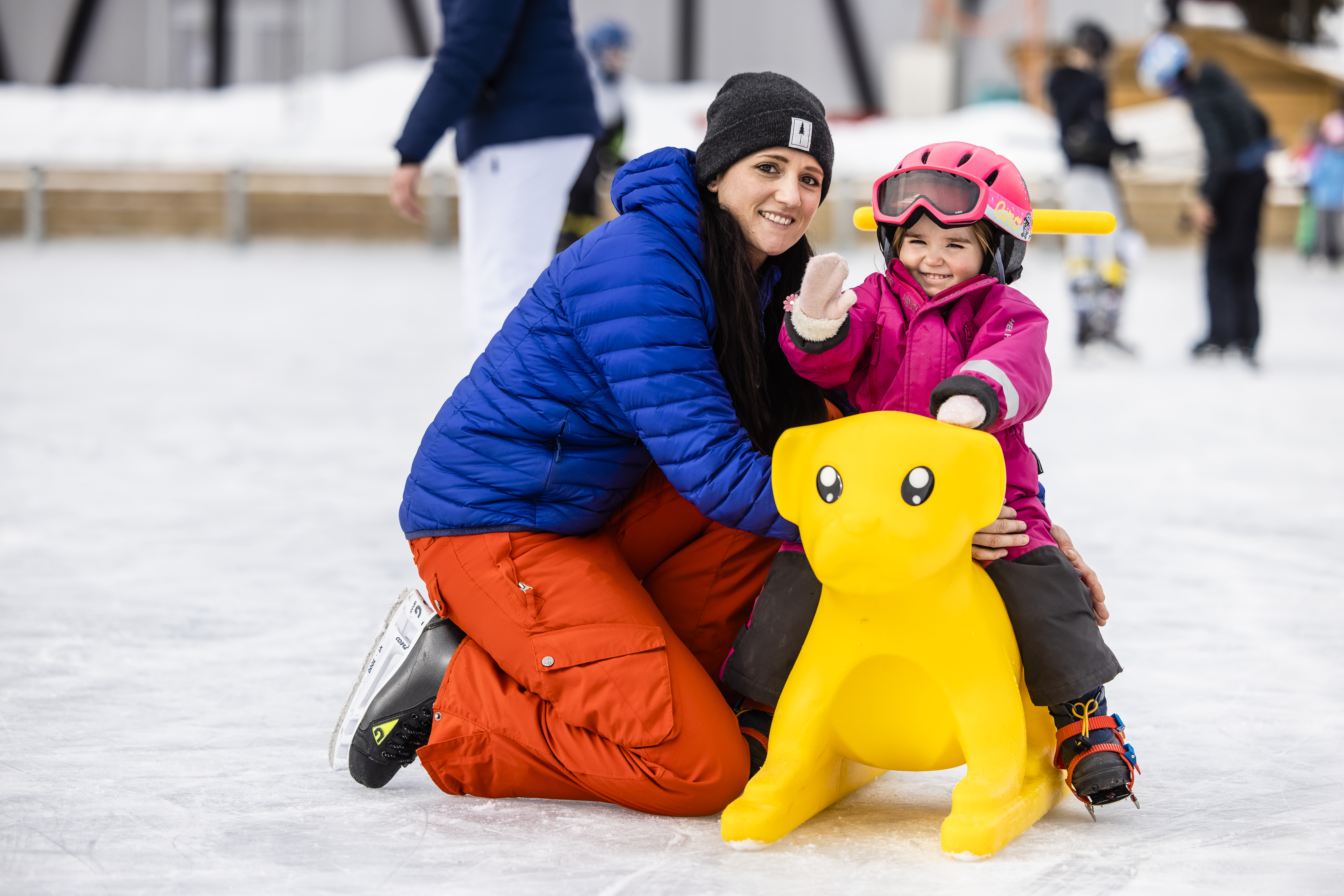 Eistraum Davos Kind mit Hilfe