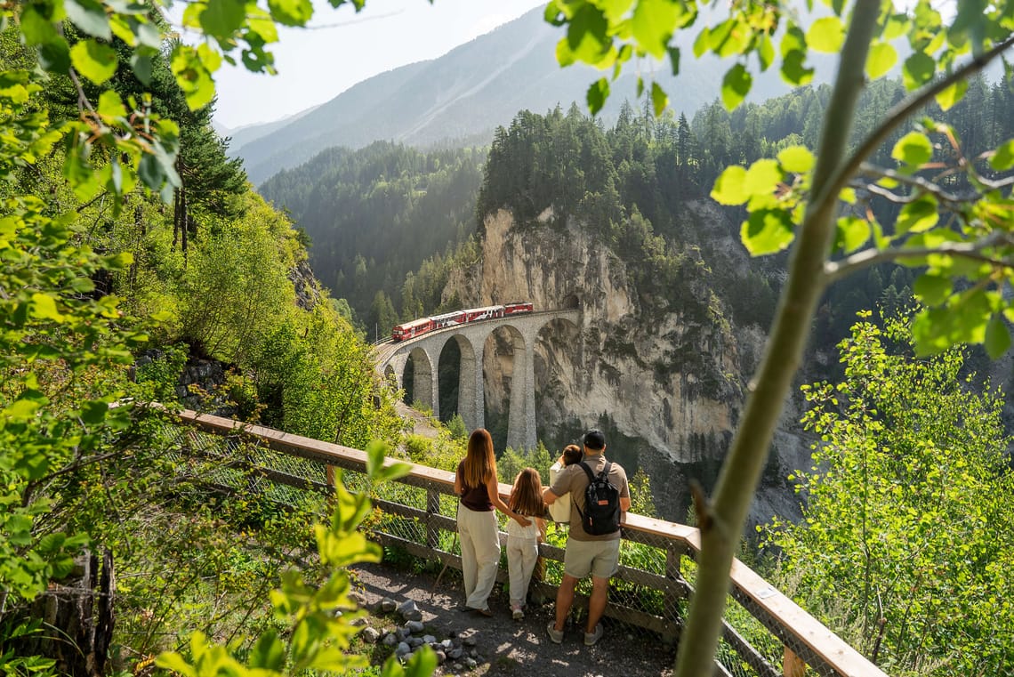 Famiglie al viadotto Landwasser
