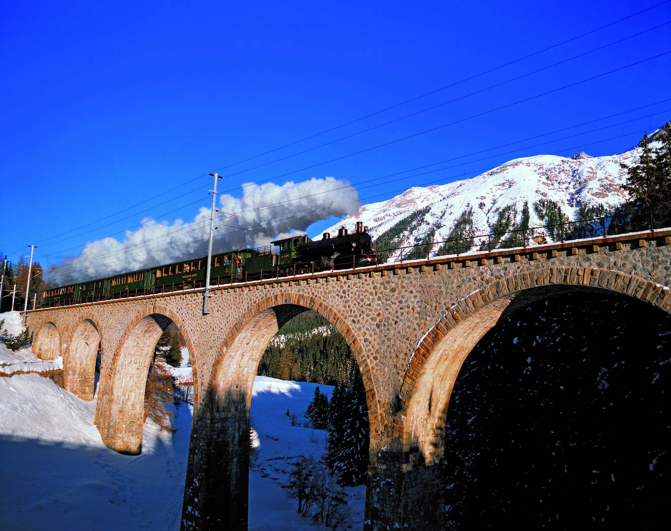 Bernina Express nella curva di Montobello in estate