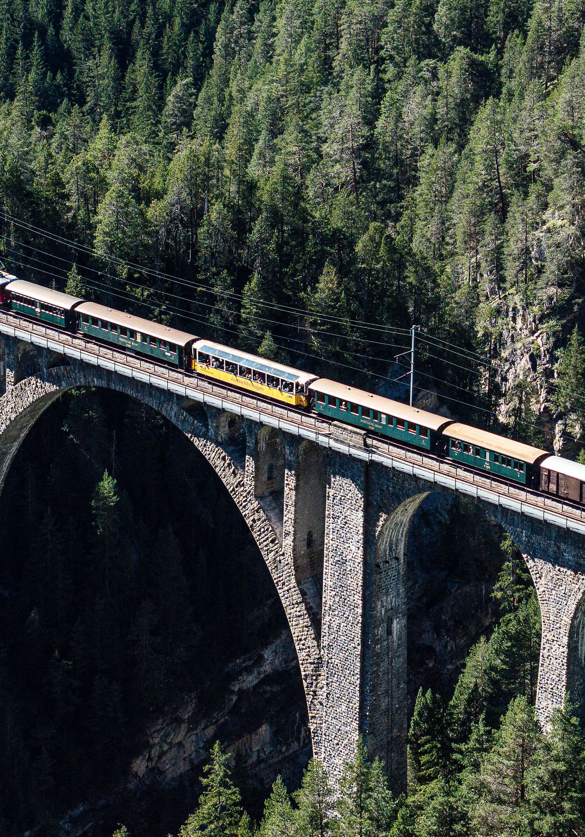 Historischer Zug auf dem Wiednerviadukt bei Davos Wiesen