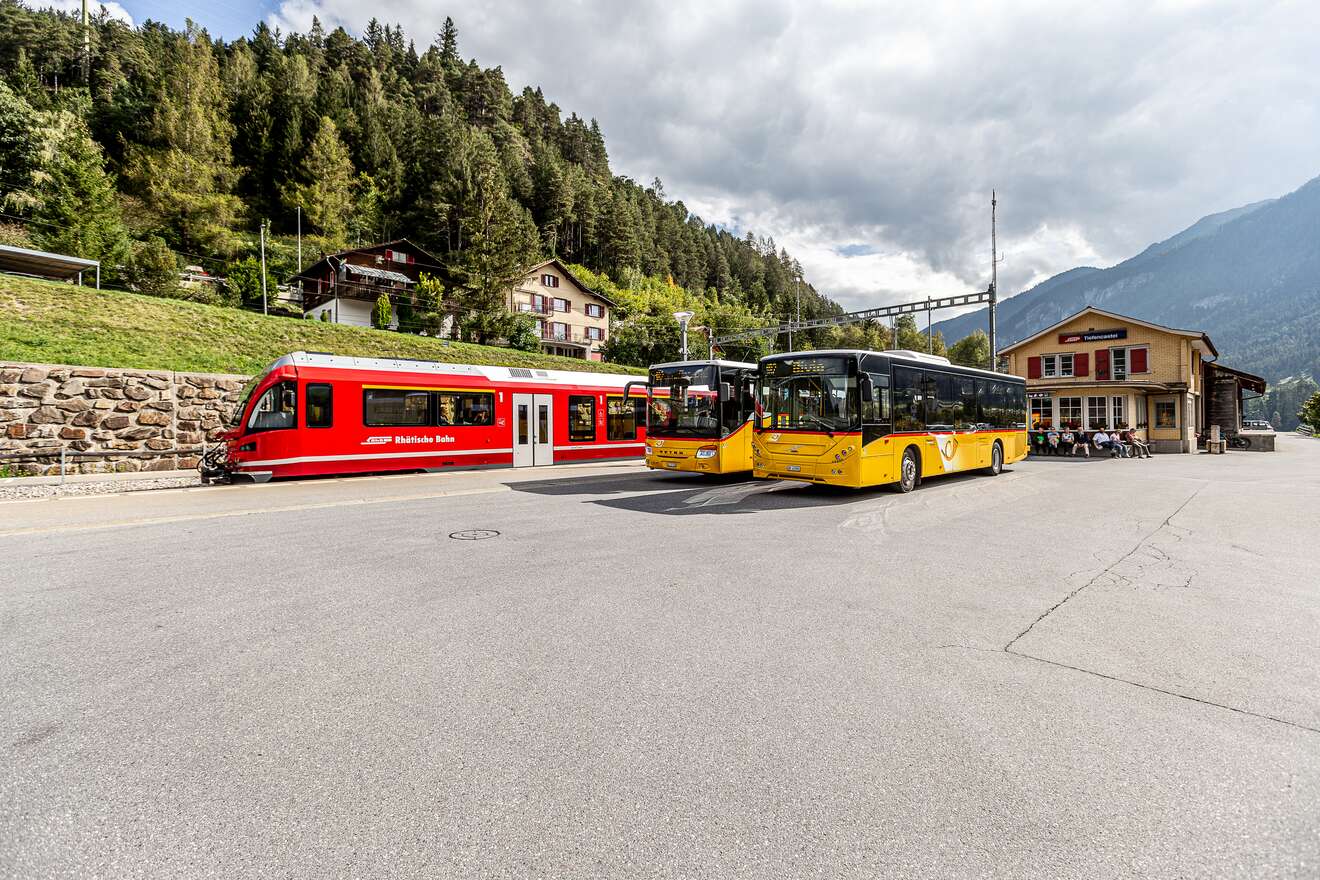 Interregiozug und Postauto am Bahnhof Tiefencastel 1