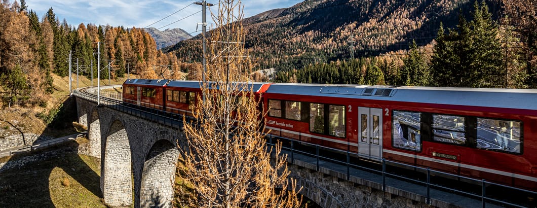 Regionalzug im herbstlichen Engadin Regionalzug im herbstlichen Engadin