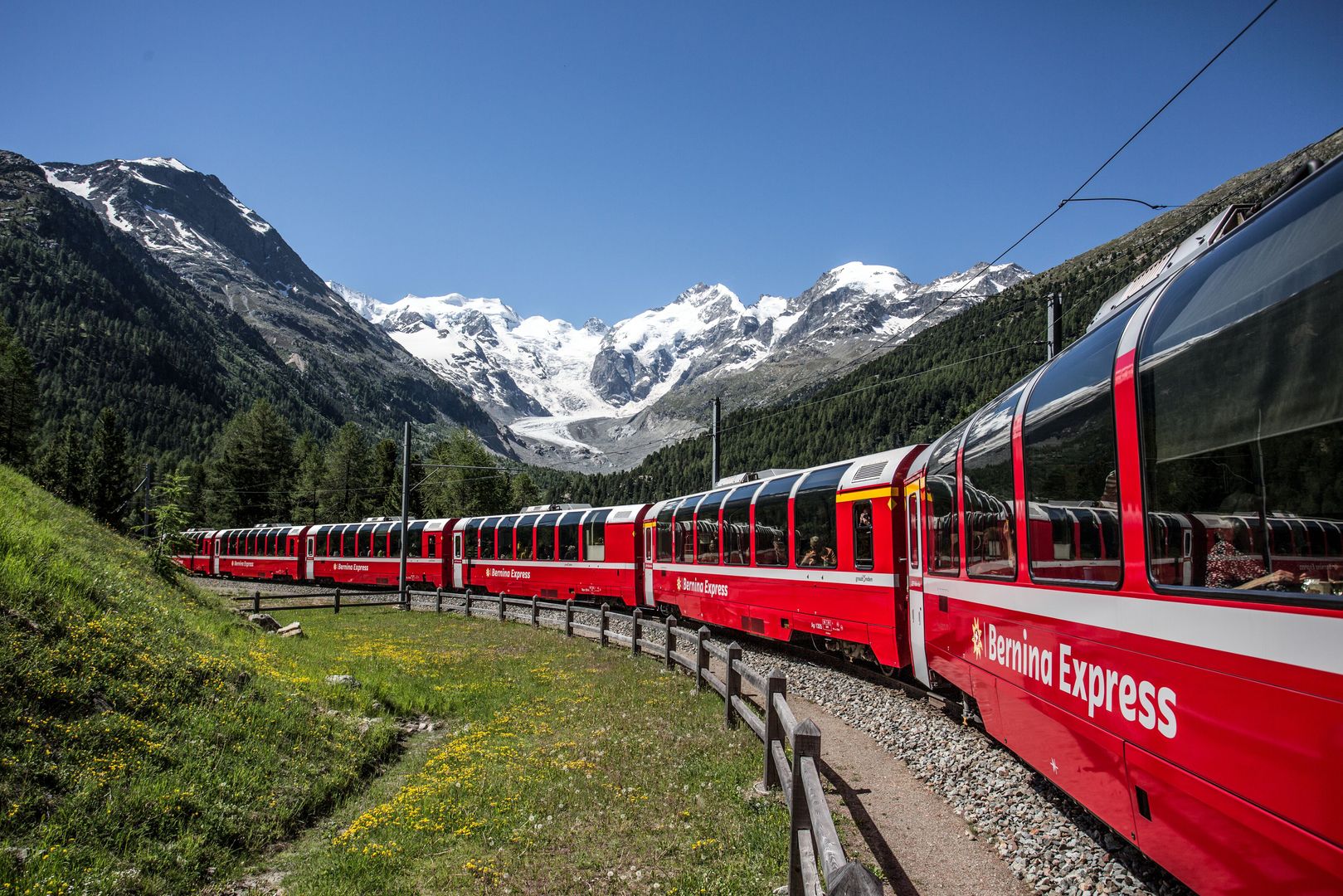 Bernina Express in der Montobellokurve im Sommer