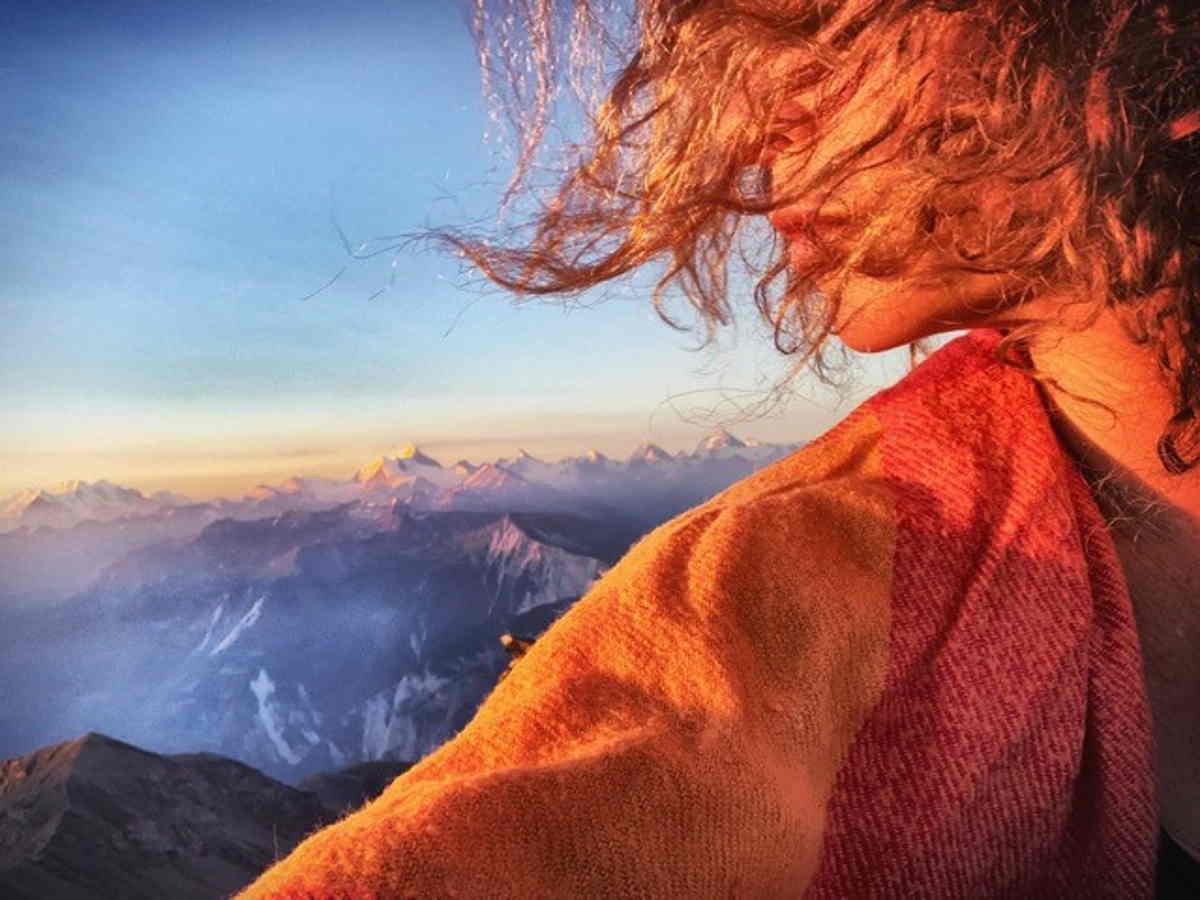 Lever de soleil et tartine de miel au sommet d'une montagne