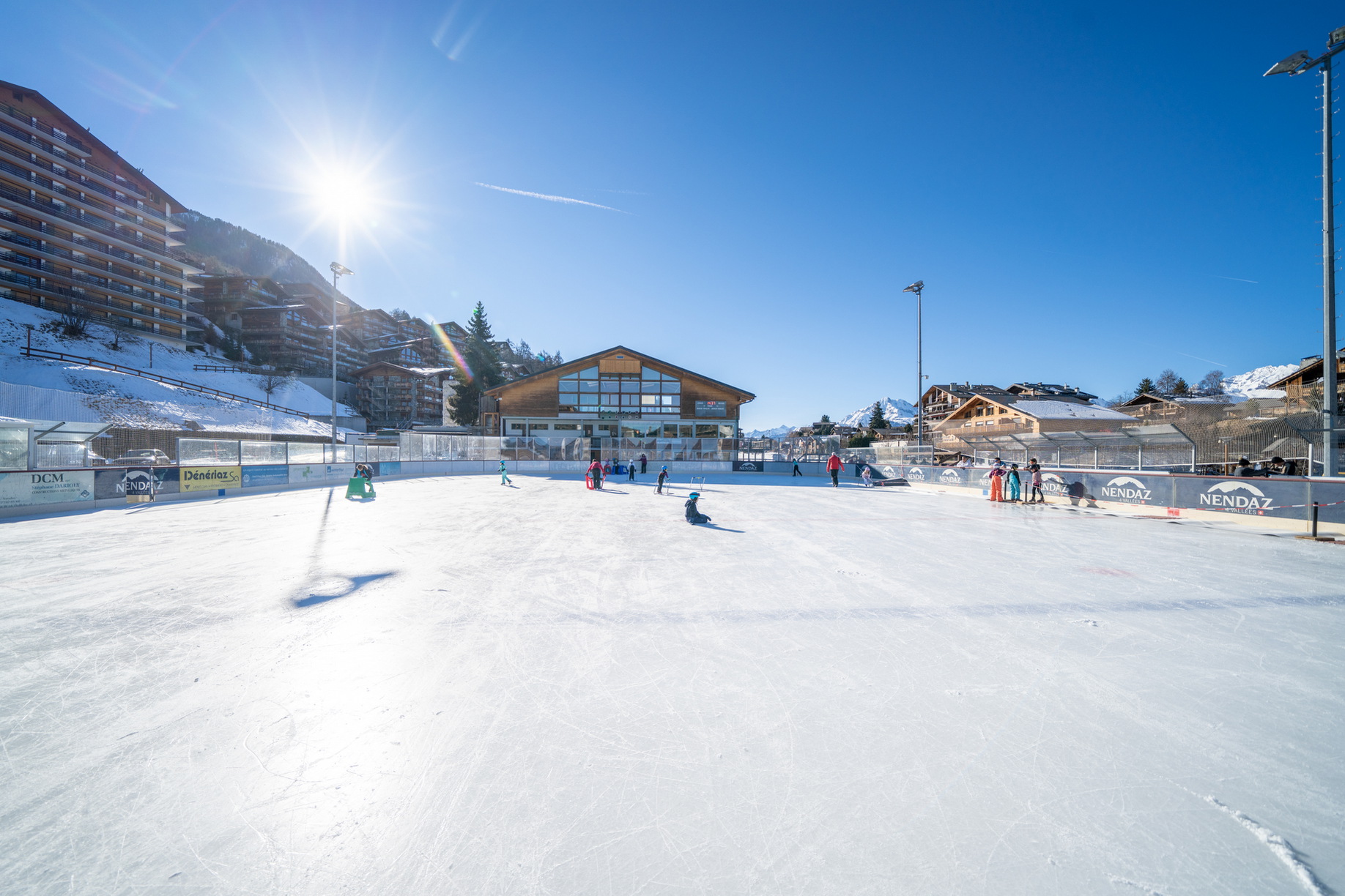 mys-Curling-Animation auf der Eisbahn von Nendaz-Patinoire Nendaz