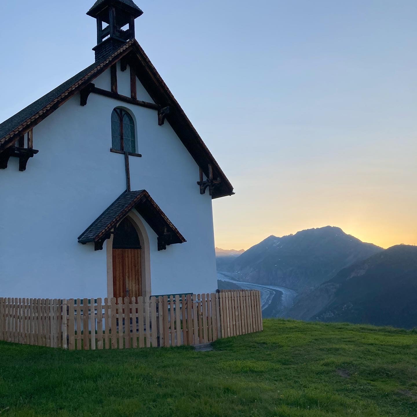 mys-Randonnée au lever du soleil - Belalp-Vue de la chapelle de Lüsgen à l'aube