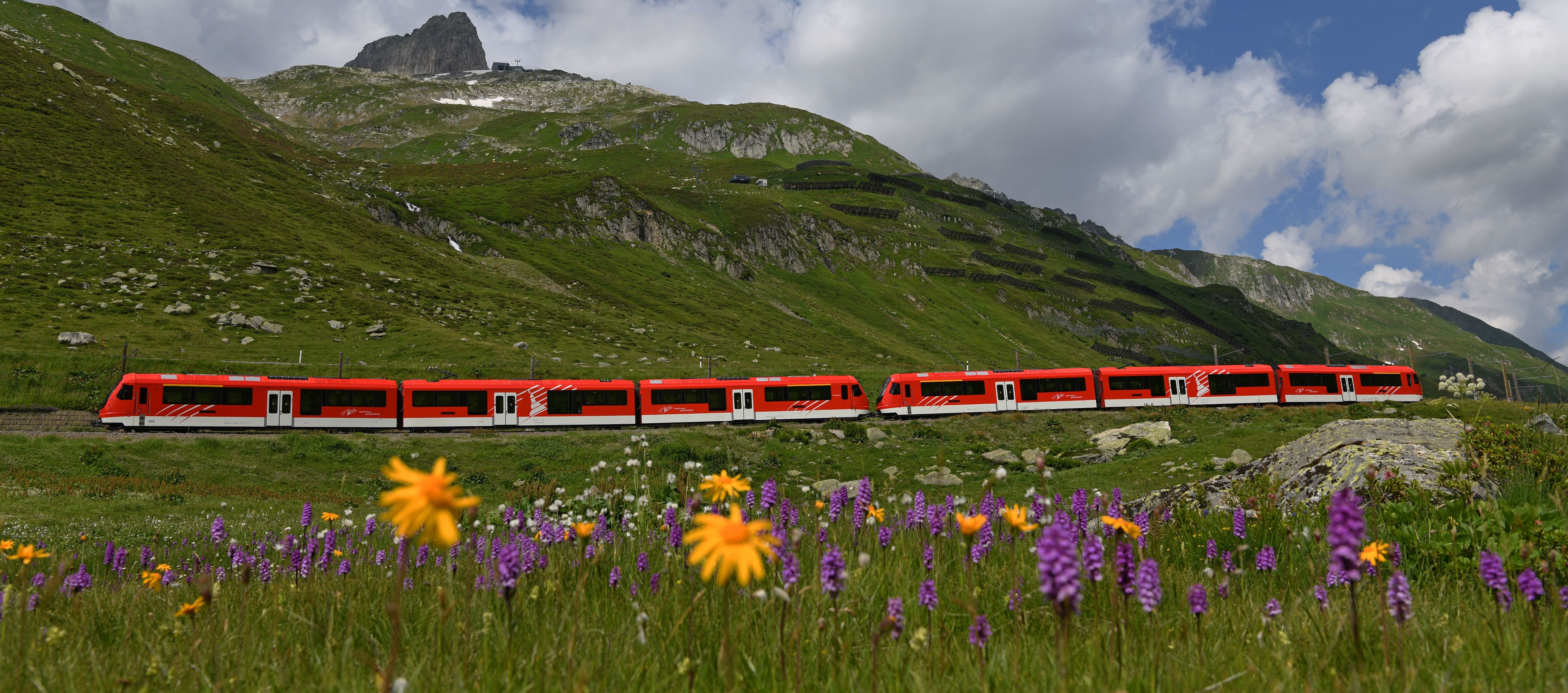 Orion der Matterhorn Gottthard Bahn auf dem Oberalppass im Sommer