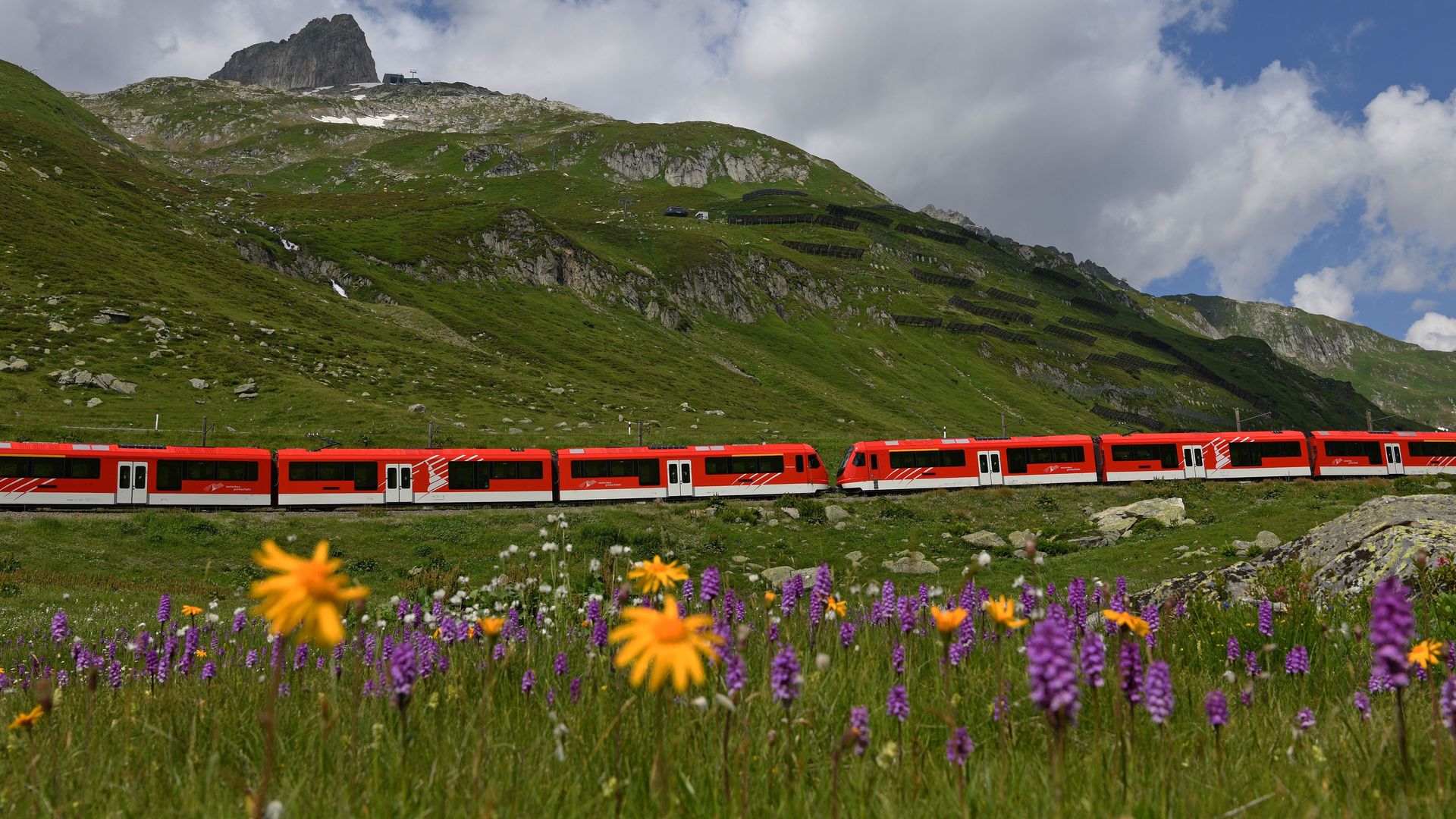 Orion der Matterhorn Gottthard Bahn auf dem Oberalppass im Sommer