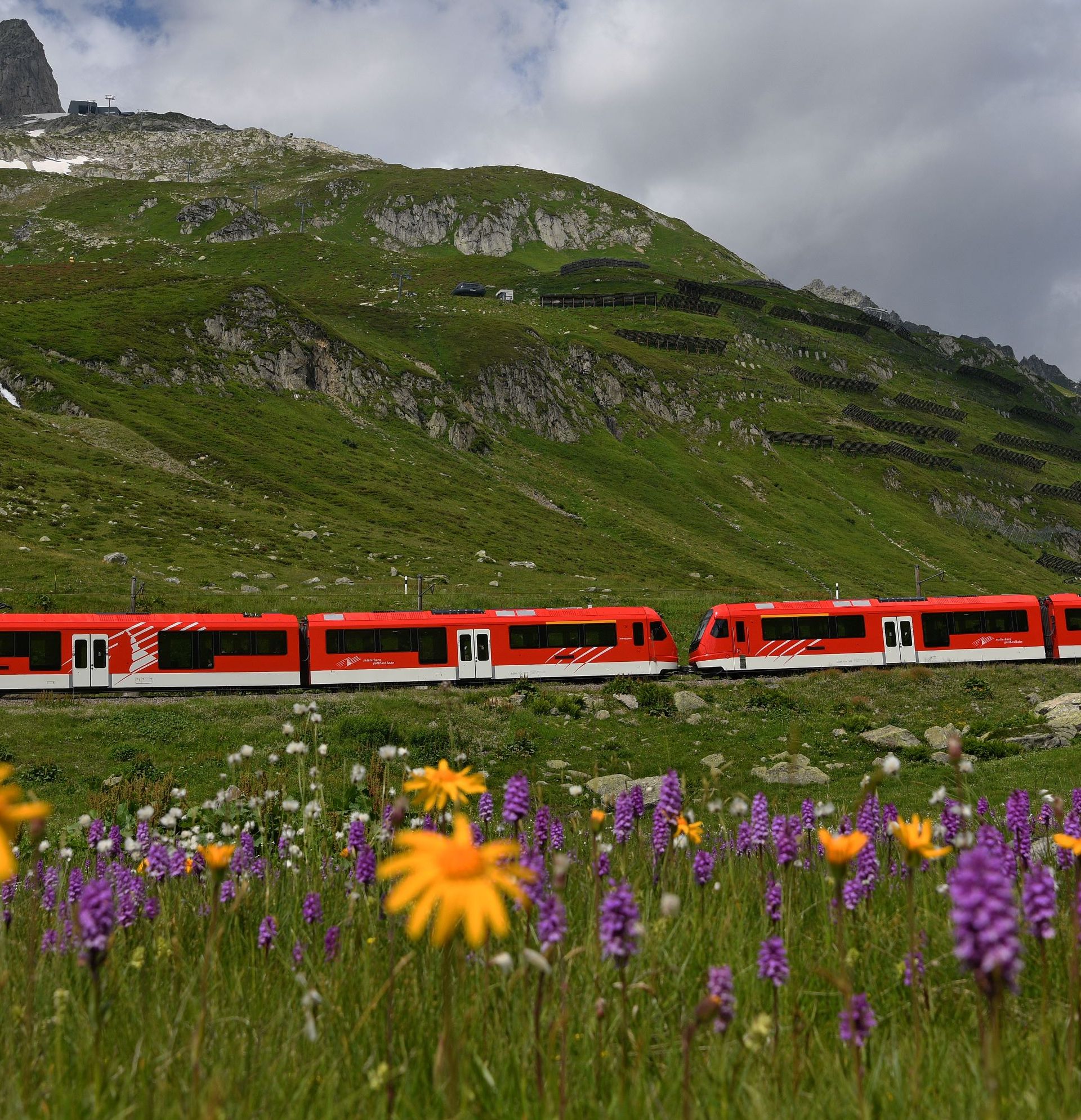 Orion der Matterhorn Gottthard Bahn auf dem Oberalppass im Sommer