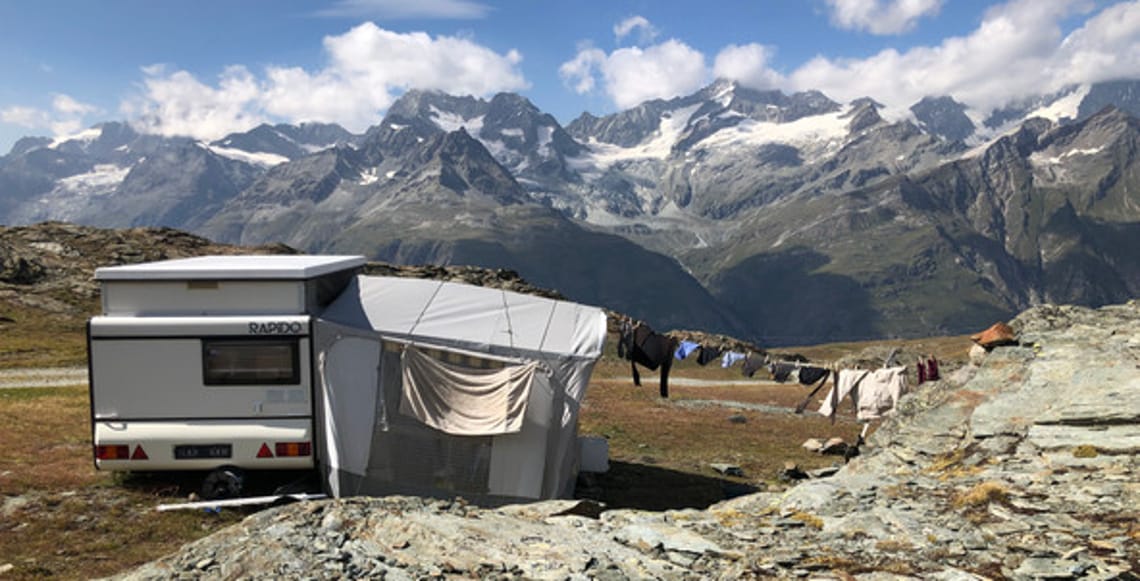 Caravane de Deborah, bergère au Gornergrat, au-dessus de Zermatt Caravane de Deborah, bergère au Gornergrat, au-dessus de Zermatt