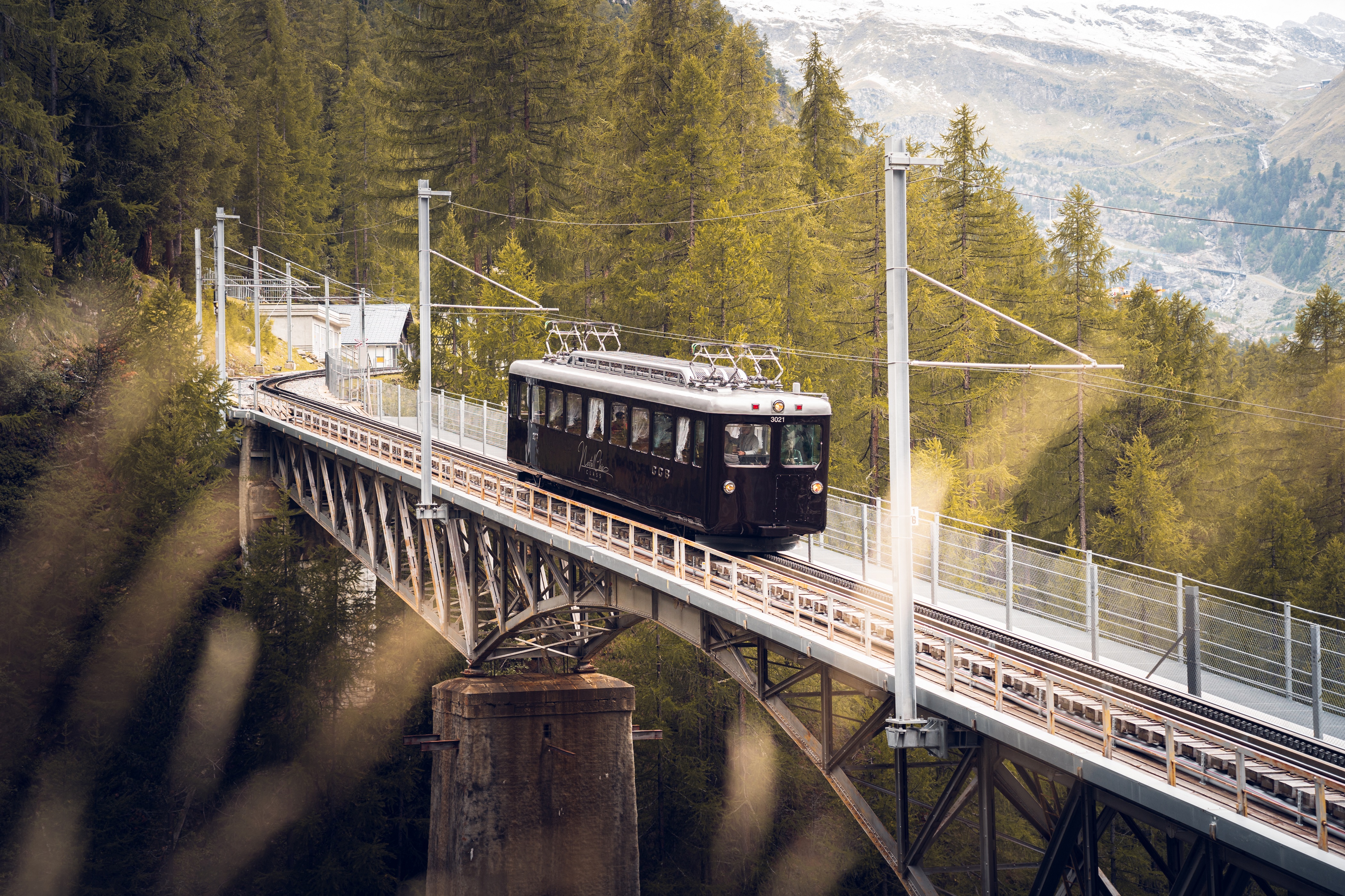  Le wagon NostalChic Class traverse le pont de Findelbach lors d'une journée d'été ensoleillée.