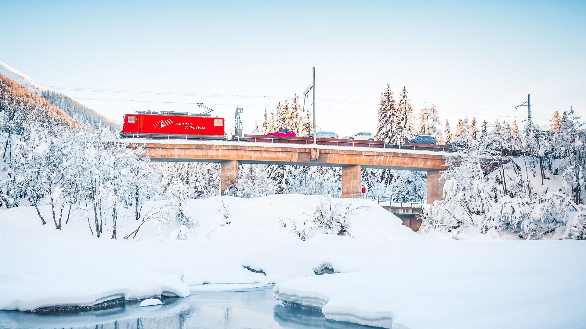 Autoverlad Furka auf einer Brücke kurz vor dem Furkatunnel in Oberwald