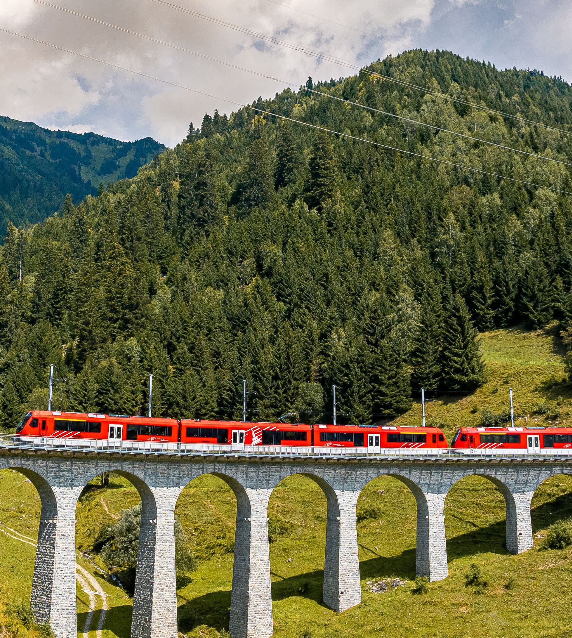 Orion du Matterhorn Gottthard Bahn à Bugnei en été