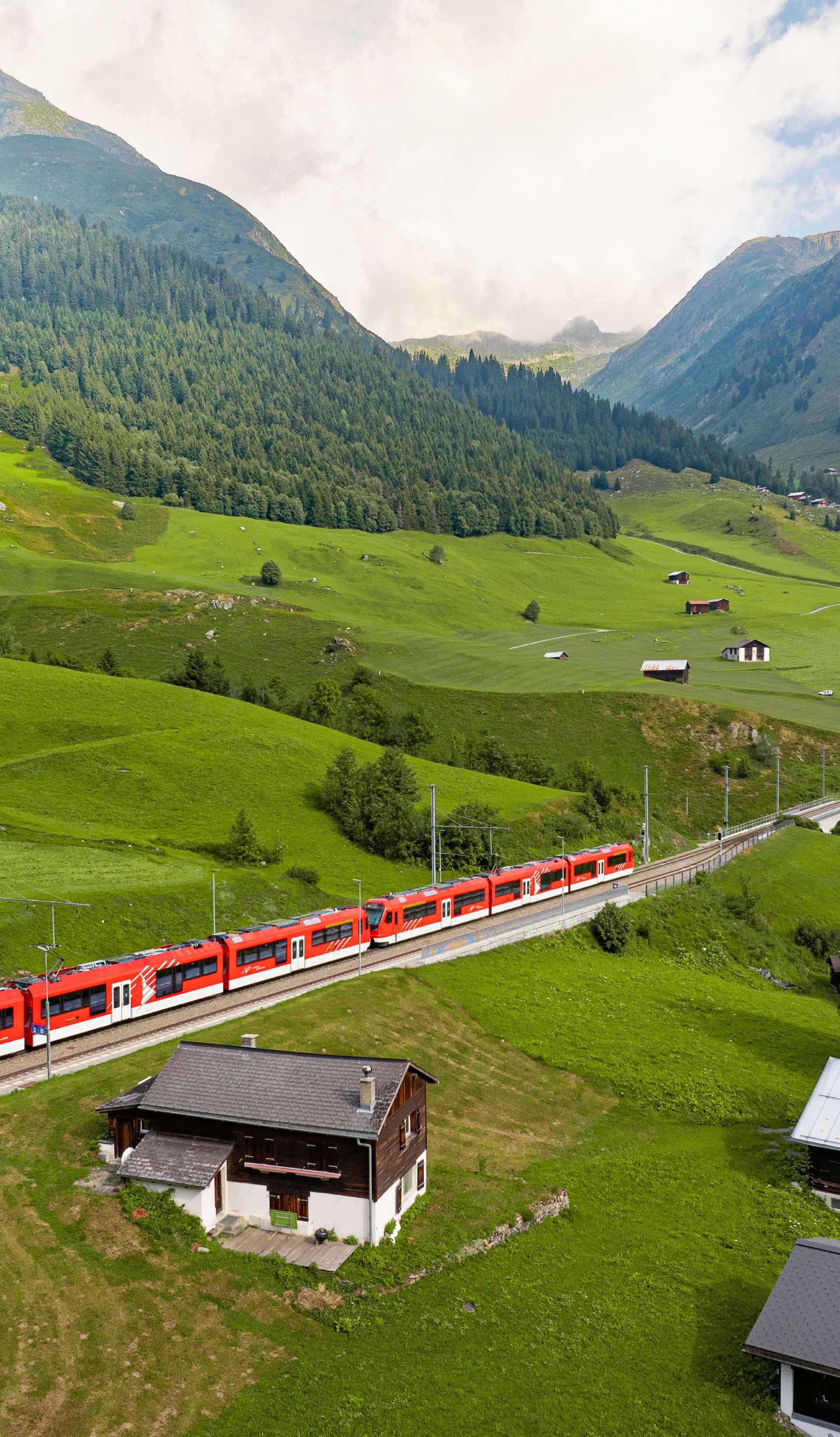 Orion der MGBahn in der Surselva im Sommer