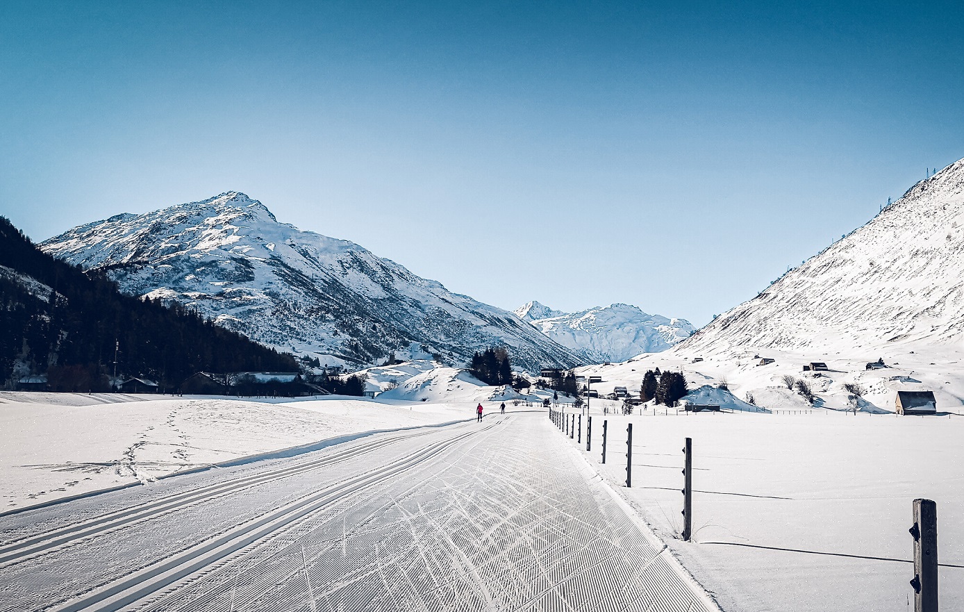 Langlaufen im Urserntal entlang der Strecke der Matterhorn Gotthard Bahn