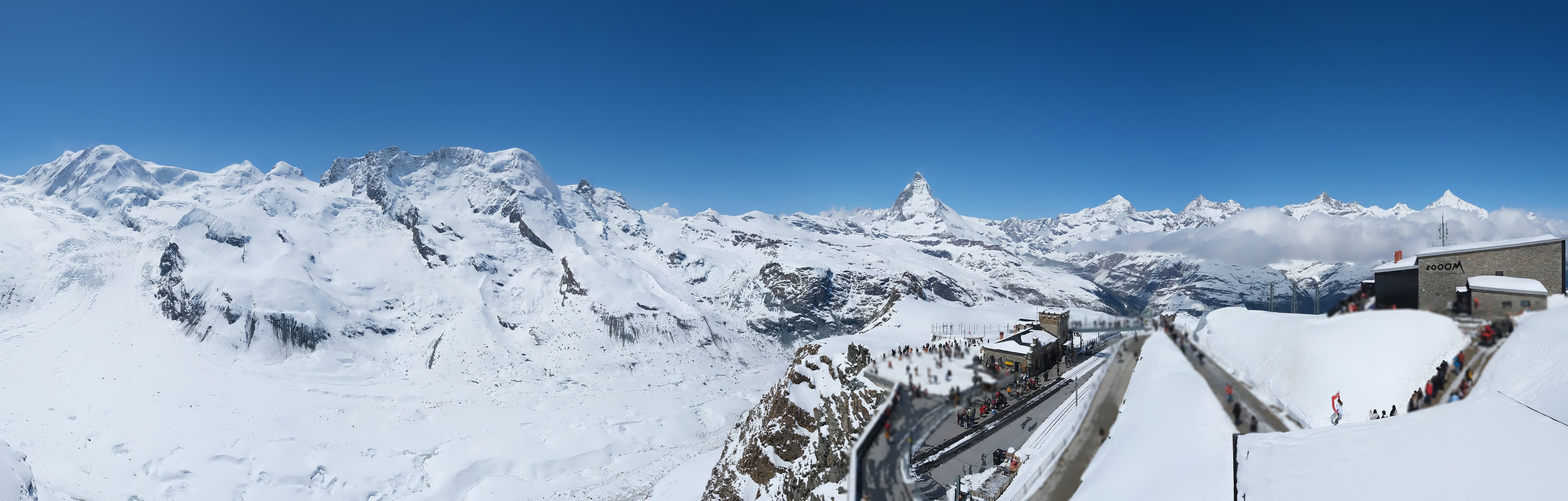 Panoramablick auf den Gornergrat via Webcam im Mai, mit dem Matterhorn im Hintergrund und einem klaren blauen Himmel.
