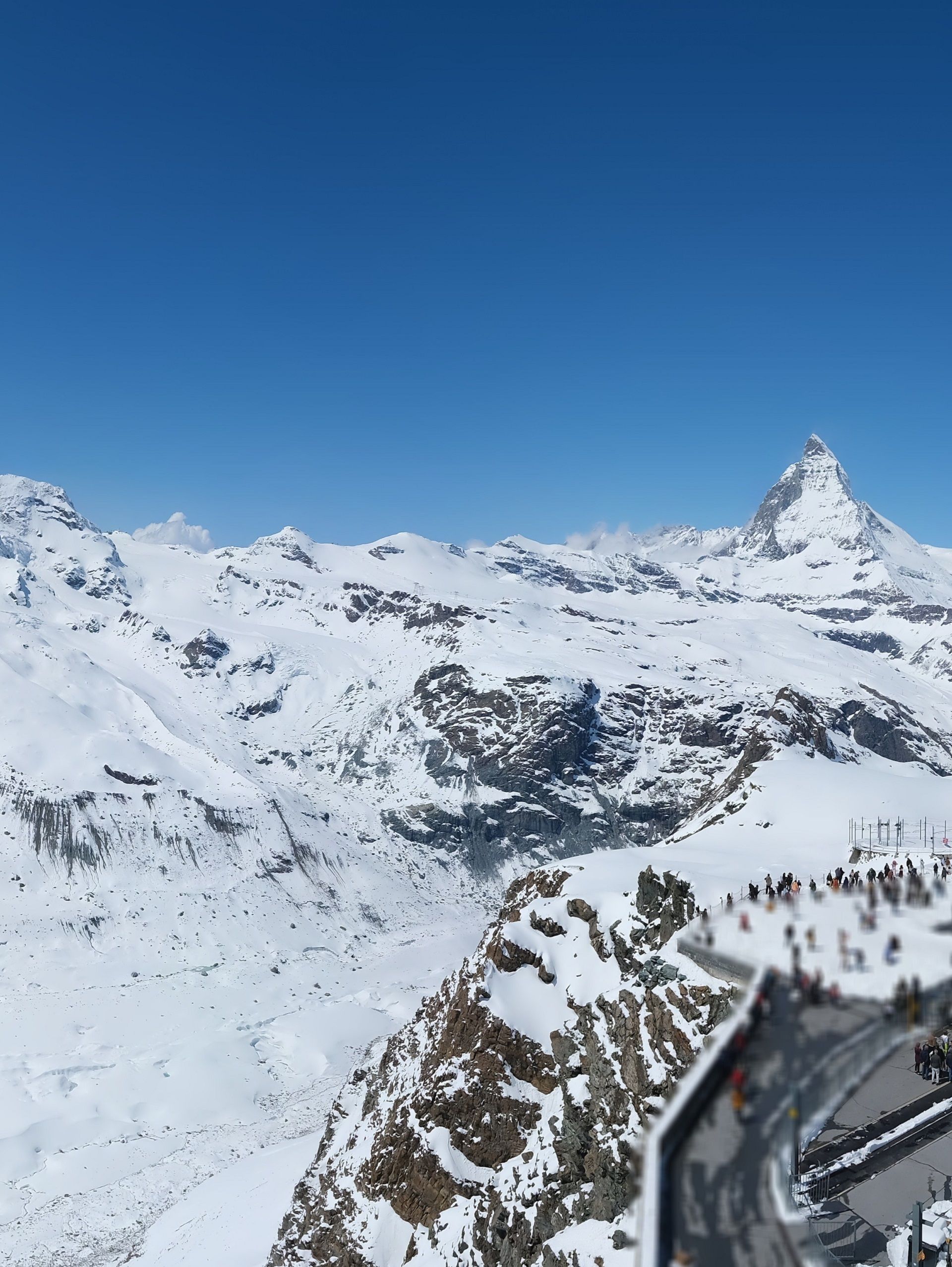Vue panoramique du Gornergrat via la webcam en mai, avec le Cervin en arrière-plan et un ciel bleu dégagé.