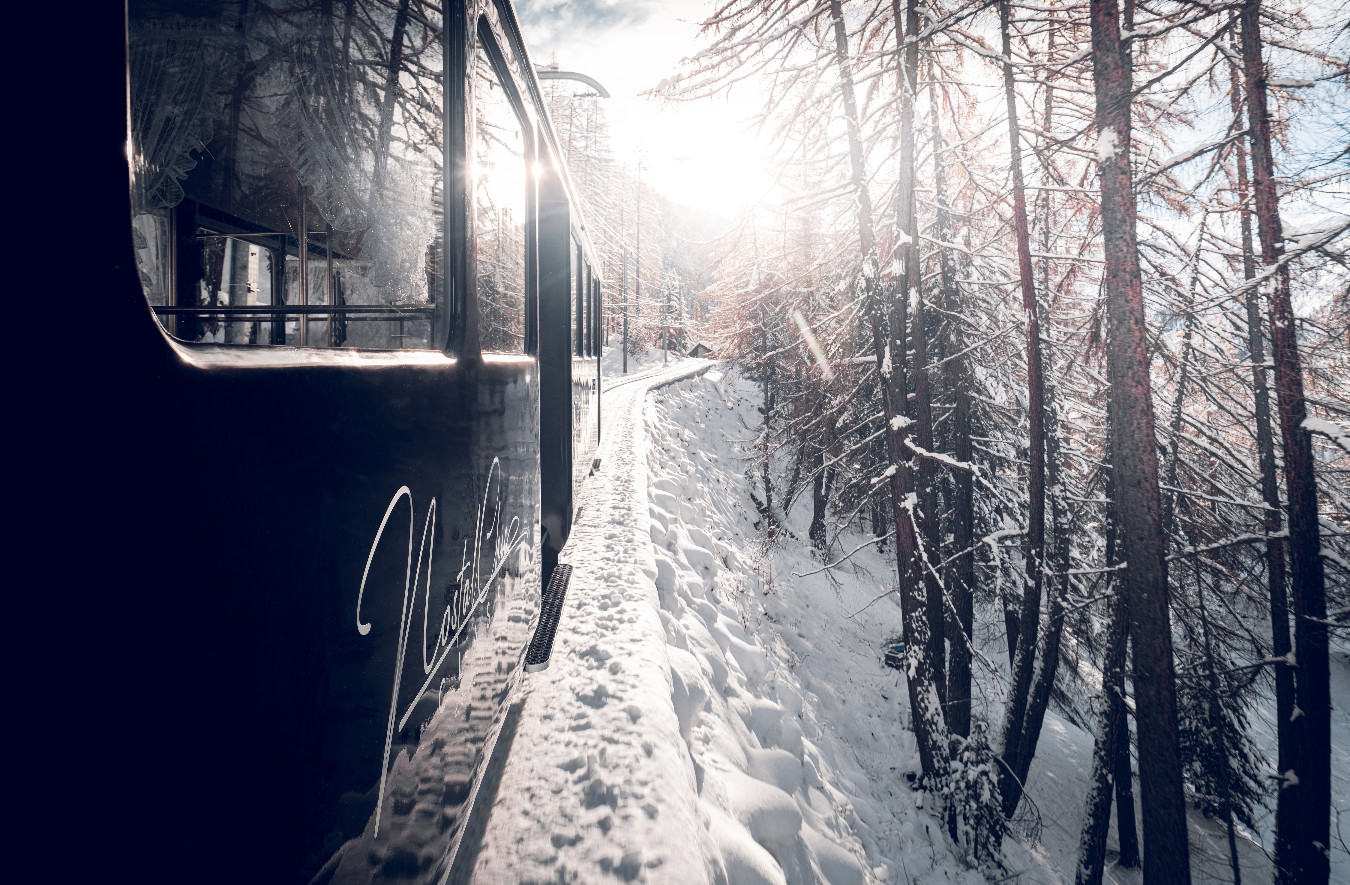NostalChic Class, wagon vu de l'extérieur, en forêt, hiver