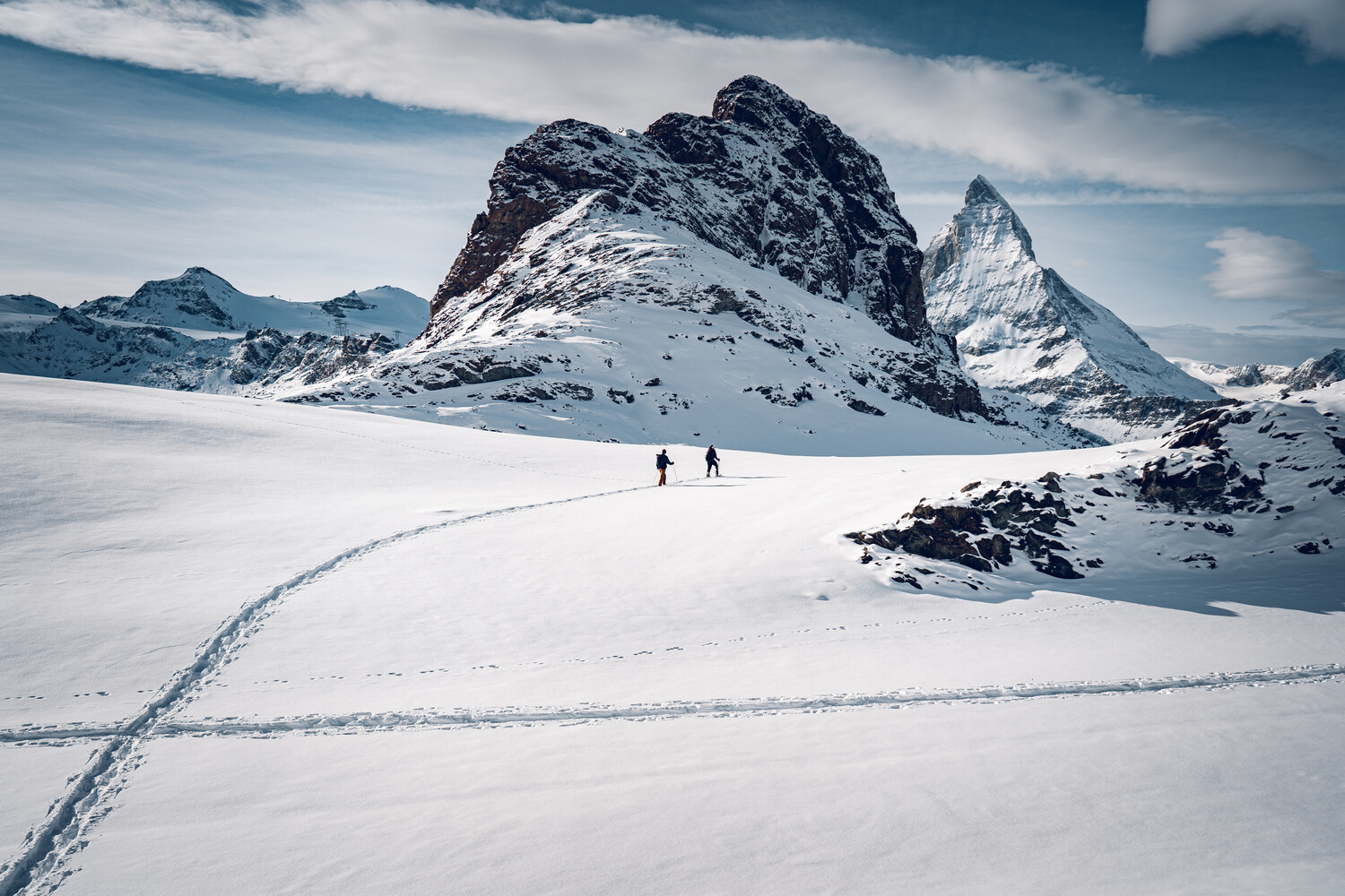 Schneeschuhtour Panorama Trail am Gornergrat beim gefrorenen Riffelsee oberhalb Zermatt