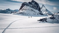 Schneeschuhtour Panorama Trail am Gornergrat beim gefrorenen Riffelsee oberhalb Zermatt