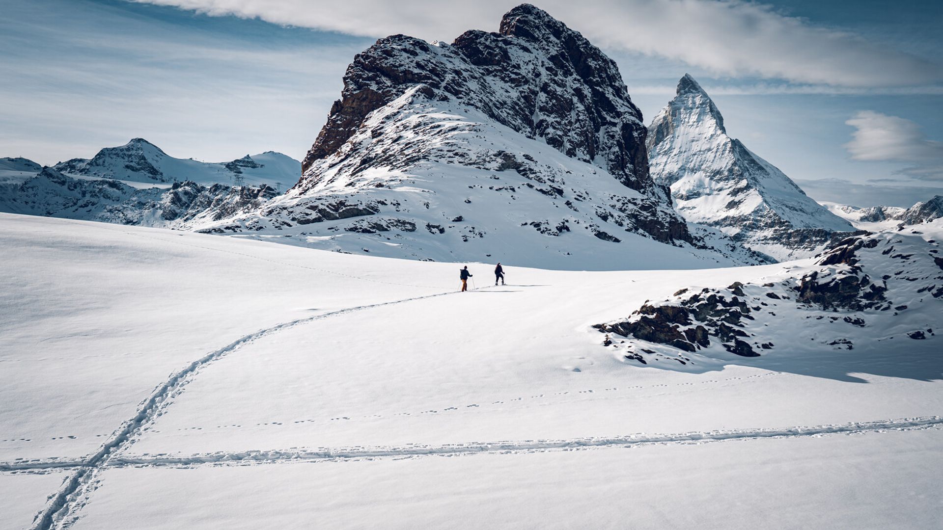 Schneeschuhtour Panorama Trail am Gornergrat beim gefrorenen Riffelsee oberhalb Zermatt