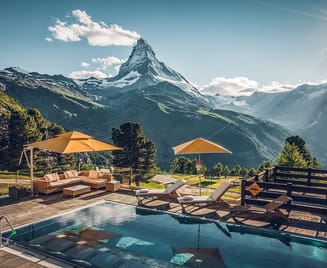 Riffelalp Ressort Pool mit Matterhorn im Hintergrund 