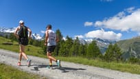 Zermatt Marathon 2019 2 Läufer vor dem Matterhorn