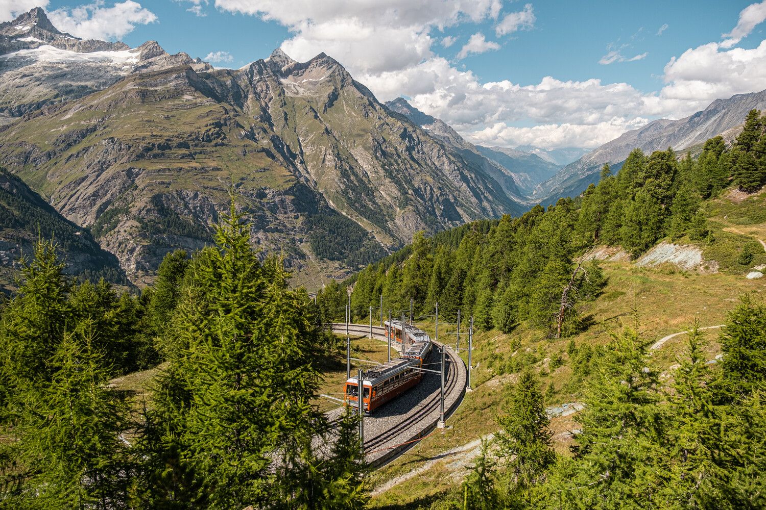 Gornergrat Bahn dans le virage au-dessus de l'alpage de Riffel en été