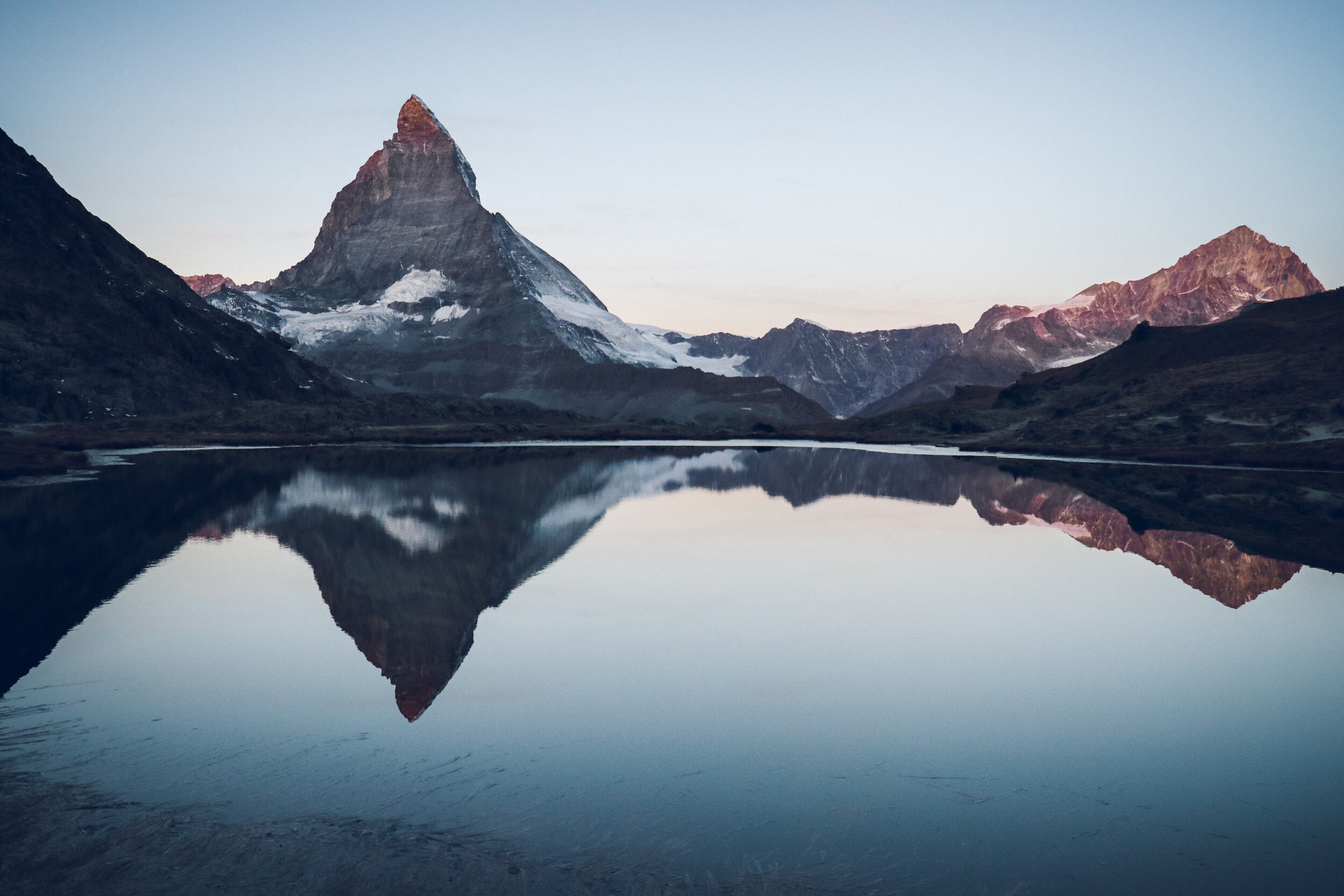 Lever du soleil au Riffelsee au-dessus de Zermatt
