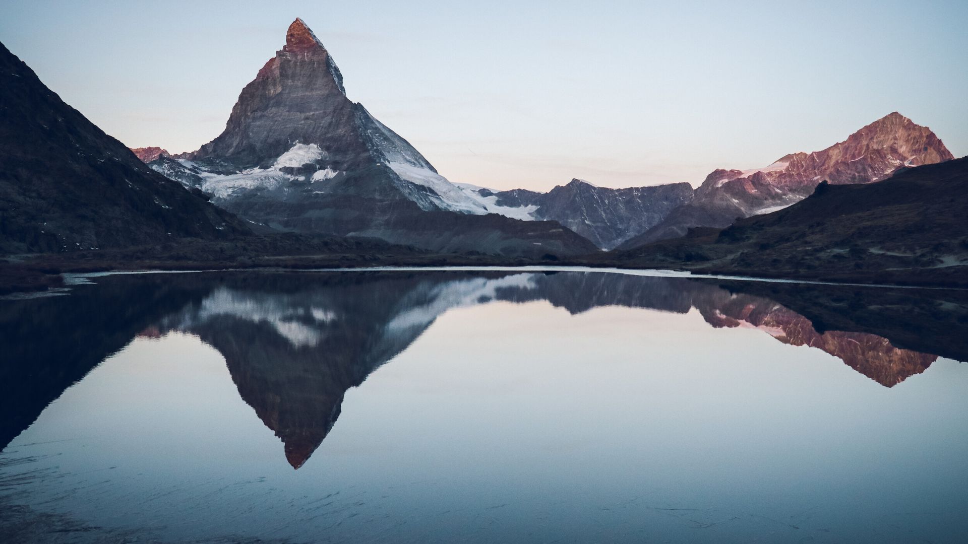 Sonnenaufgang am Riffelsee mit Matterhorn oberhalb Zermatt, Schweiz