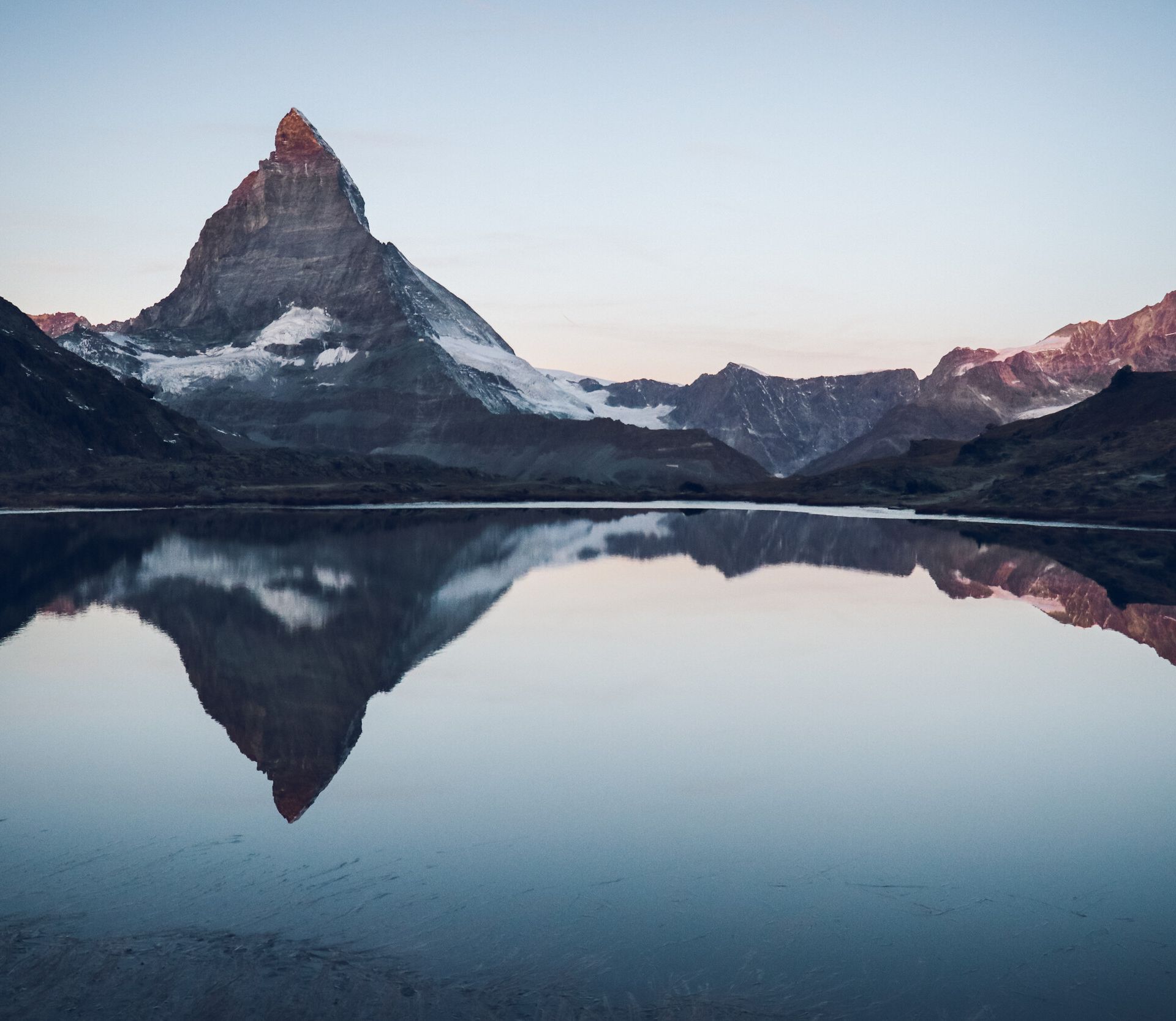 Lever du soleil au Riffelsee au-dessus de Zermatt