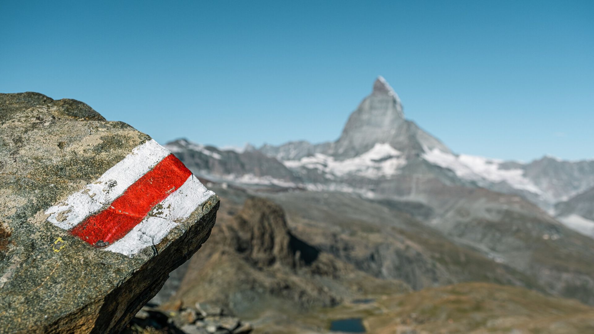 Wanderweg Markierung am Gornergrat im Sommer