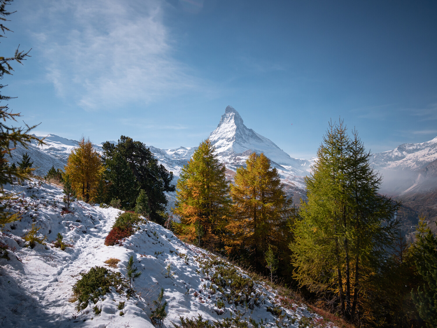 Sentier de randonnée sur la Riffelalp au-dessus de Zermatt en automne