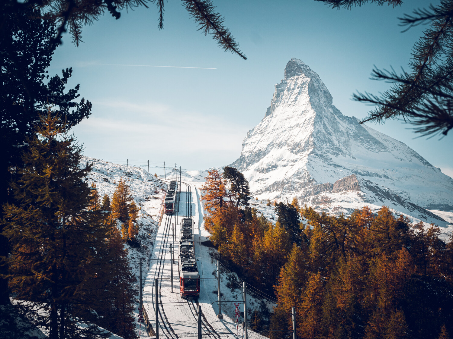 Le Gornergrat Bahn au-dessus de Riffelalp en hiver, Zermatt, Suisse
