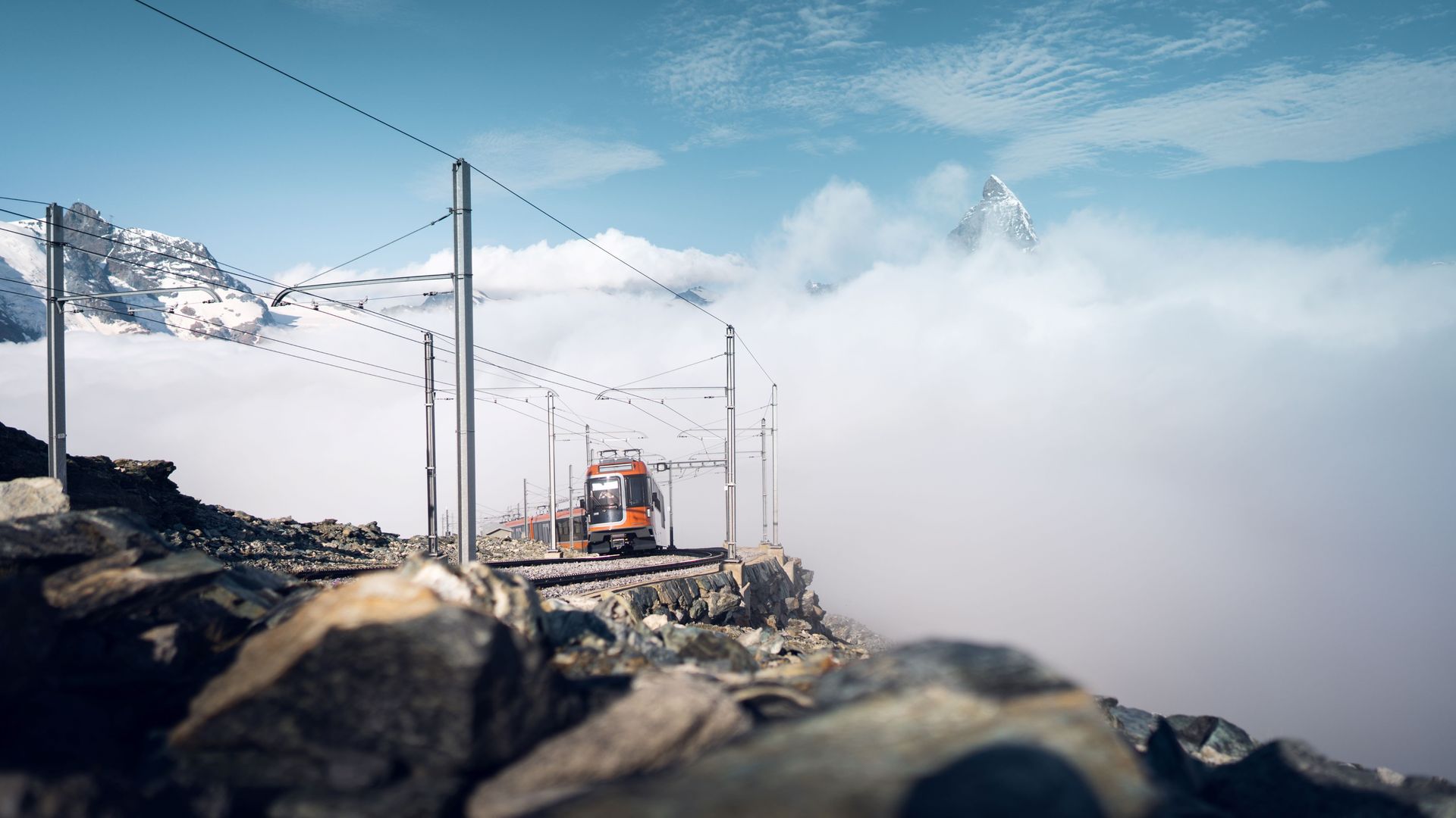 Der Polaris-Zug taucht aus den Wolken auf, die einen Großteil des Matterhorns bedecken, sodass nur der Gipfel des Berges zu sehen ist.
