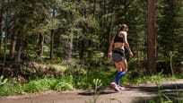 Zermatt Marathon Läuferin im Wald