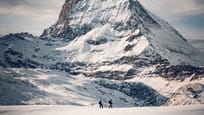 Schneeschuhwanderer auf dem Panorama Trail am Gornergrat mit Matterhorn im Hintergrund, Zermatt, Schweiz